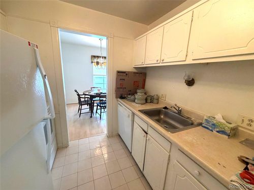 671 E Fox Hills Drive, Bloomfield Charter Township, MI, 48304 | Card Image