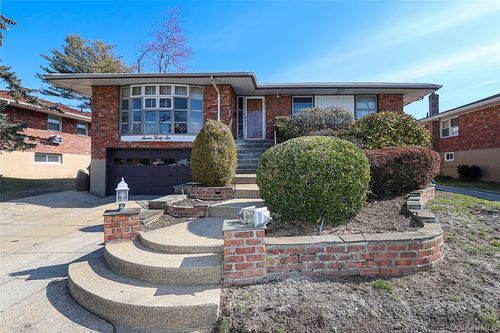 736 Bunker Rd, Valley Stream, NY, 11581-3536 | Card Image
