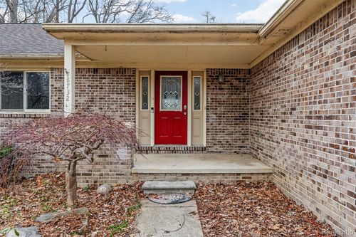 8732 Elizabeth Lake Rd, White Lake, MI, 48386-3425 | Card Image