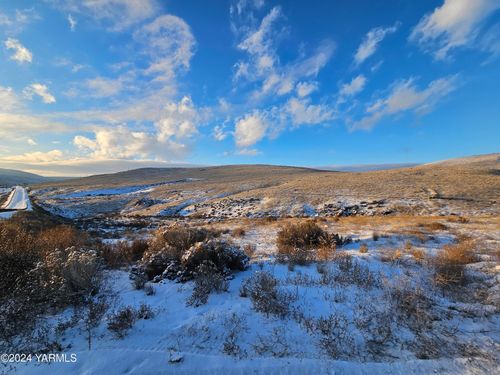 3040 Nightingale Rd, Moxee, WA, 98936 | Card Image