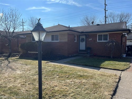 8957 Crown St, Livonia, MI, 48150-3503 | Card Image