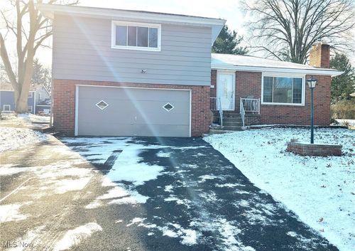 515 Murray Hill Dr, Youngstown, OH, 44505-1547 | Card Image