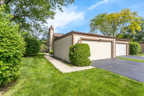 563 N Woodfield Trl, Roselle, IL, 60172-1073 | Card Image