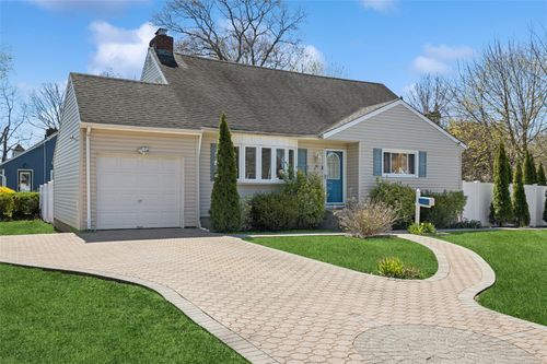 24 Southwood Ln, North Babylon, NY, 11703-3609 | Card Image