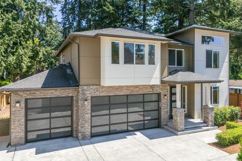 15204 Greenwood Ave N, Shoreline, WA, 98133-6115 | Card Image