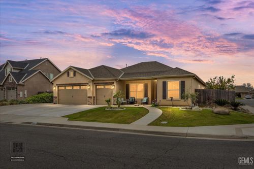 9321 Riviera Del Sol Dr, Bakersfield, CA, 93314-8562 | Card Image
