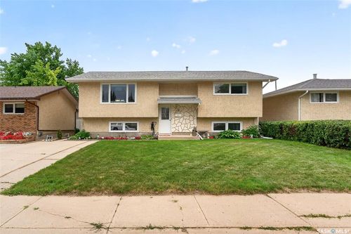 1331 Athabasca Street W, House with 4 bedrooms, 2 bathrooms and 5 parking in Moose Jaw SK | Card Image
