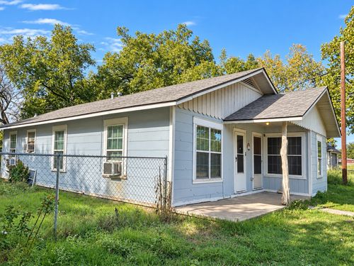105 N Hubbard St, Alvord, TX, 76225-6329 | Card Image