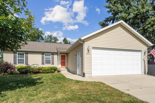 1401 Springbrook Dr, Cedar Falls, IA, 50613-4995 | Card Image