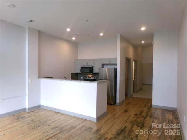 Plenty of opportunities to dine out within walking distance but plenty of kitchen for home cooked meals | Image 4