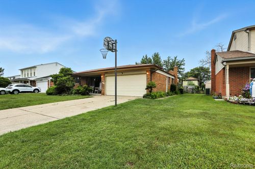 4761 Fox Hill Dr, Sterling Heights, MI, 48310-3375 | Card Image