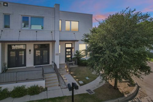 322 Templeton Dr, Fort Worth, TX, 76107-1930 | Card Image