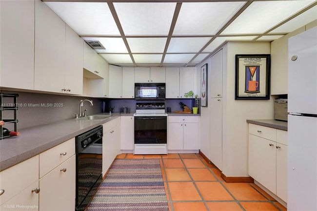 APT-1407C - 1420 Brickell Bay Dr, Condo with 2 bedrooms, 2 bathrooms and null parking in Miami FL | Image 12