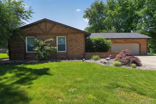 802 W Miller Dr, Staunton, IL, 62088-1054 | Card Image