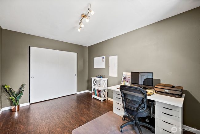 Main level bedroom. | Image 18