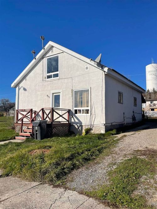 652 Montrock St, Iroquois Falls, ON, P0K | Card Image