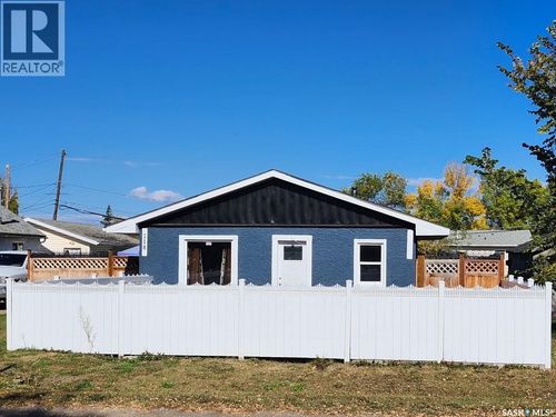 218 2nd Ave, Maidstone, SK, S0M1M0 | Card Image