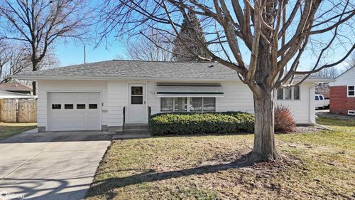 637 14th Street Pl, Nevada, IA, 50201-2403 | Card Image