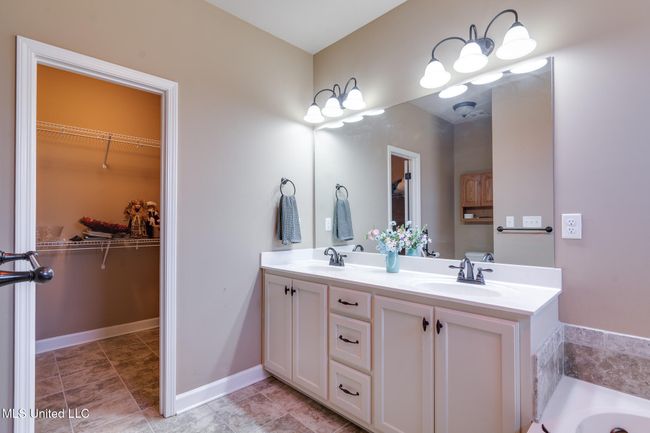 Primary Bathroom | Image 18
