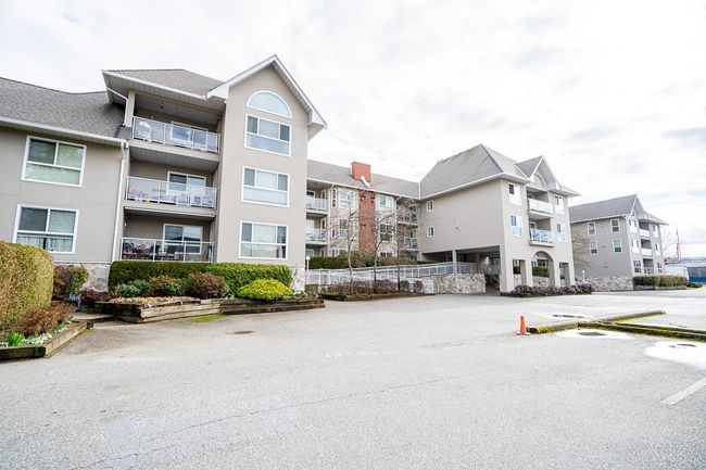 104 - 19835 64 Avenue, Condo with 2 bedrooms, 2 bathrooms and 2 parking in Langley BC | Image 3