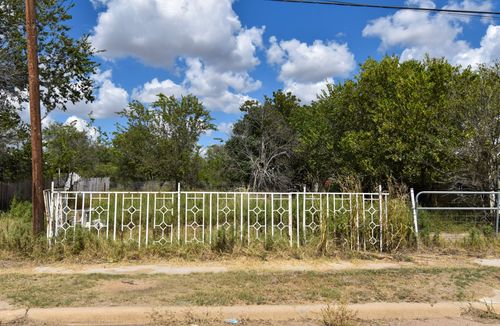 903 E 11th St, Brady, TX, 76825-5914 | Card Image