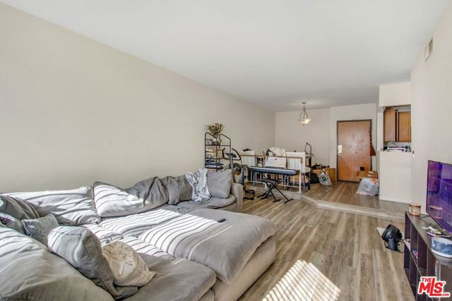 UNIT-2 - 19009 Sherman Way, Condo with 1 bedrooms, 1 bathrooms and 2 parking in Reseda CA | Image 9