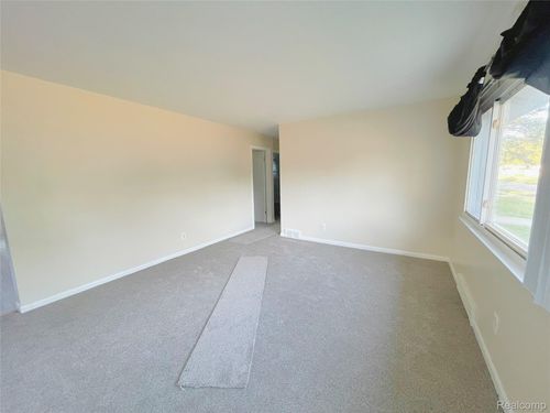 28600 Oakwood St, Inkster, MI, 48141-3903 | Card Image