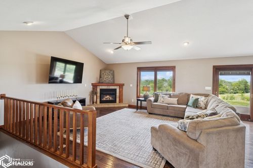 1191 Illinois Dr, Knoxville, IA, 50138-8899 | Card Image