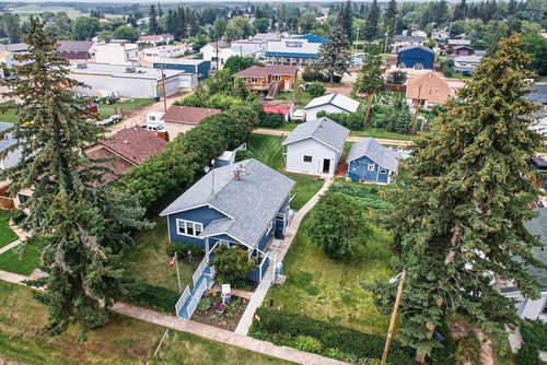 516 2 Avenue, Elnora, AB, T0M0Y0 | Card Image