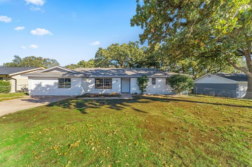 916 Mccurry Ave, Bedford, TX, 76022-7849 | Card Image