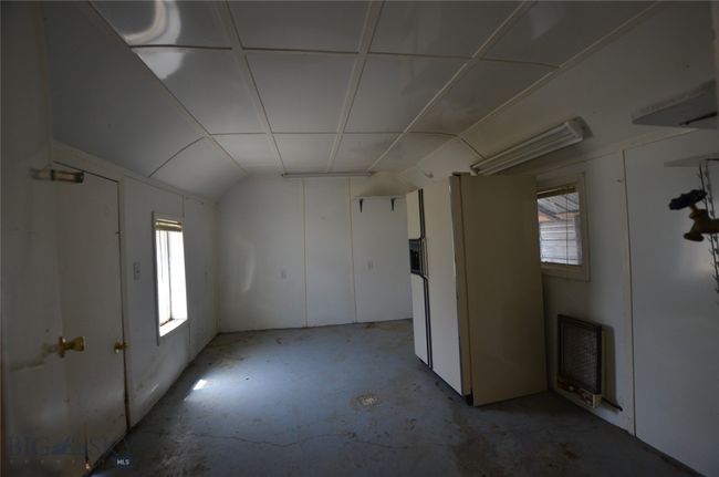 Shop/garage area | Image 45