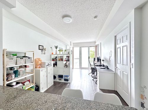 717-15 James Finlay Way, North York, ON, M3M0B3 | Card Image