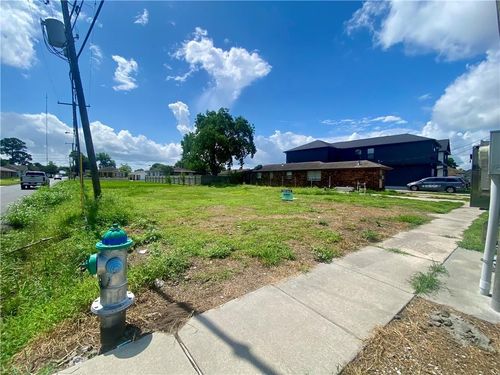 3325 Pakenham Dr, Chalmette, LA, 70043-2049 | Card Image