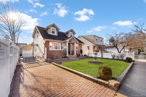 215 Rudolf Rd, Mineola, NY, 11501-3215 | Card Image