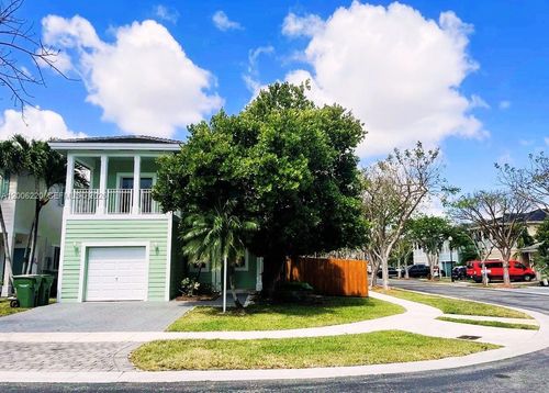 390 Ne 35th Ave, Homestead, FL, 33033-7142 | Card Image