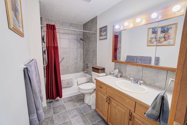 216 48 Avenue W, Home with 2 bedrooms, 2 bathrooms and 2 parking in Claresholm AB | Image 12