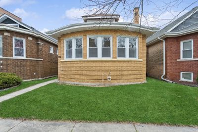 8015 S Paxton Avenue, House other with 3 bedrooms, 2 bathrooms and 1 parking in Chicago IL | Image 2