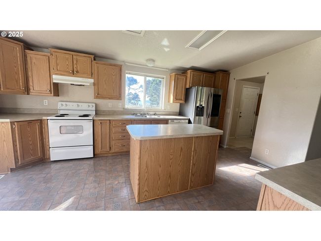 34112 Ophir Rd, House other with 3 bedrooms, 2 bathrooms and 2 parking in Gold Beach OR | Image 9