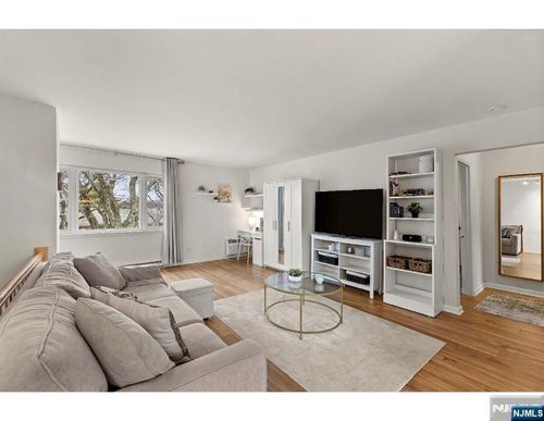 9 Wedgewood Dr, Verona, NJ, 07044-4107 | Card Image