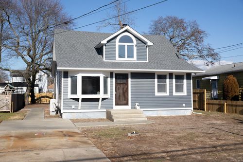 13 Hemlock St, Islip, NY, 11751-3007 | Card Image