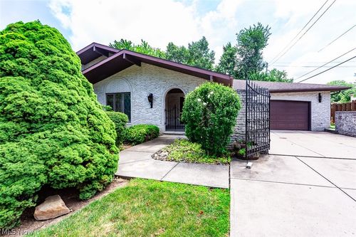 6694 Beverly May Dr, Independence, OH, 44131-5302 | Card Image
