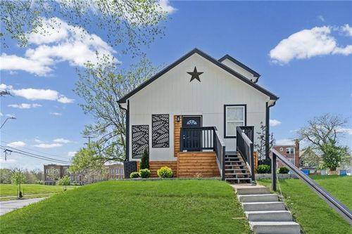 3648 Flora Ave, Kansas City, MO, 64109-2732 | Card Image