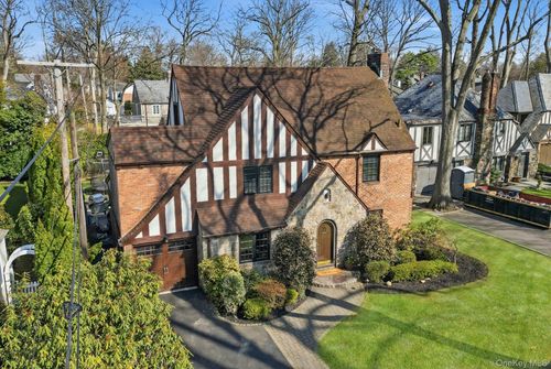 106 Thayer Rd, Manhasset, NY, 11030-2405 | Card Image