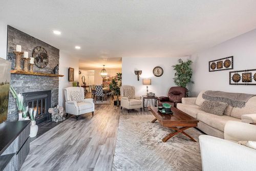 1-1165 16 St Ne, Medicine Hat, AB, T1C1P7 | Card Image