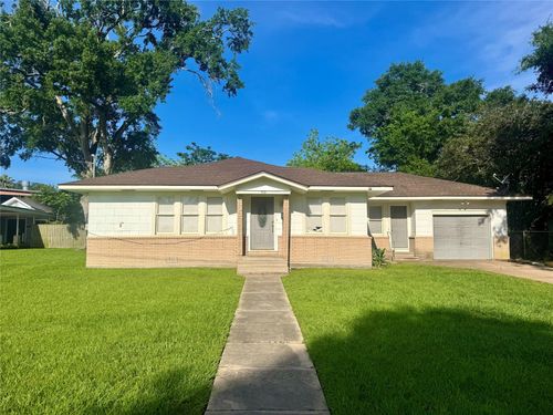 913 Fowlkes St, Sealy, TX, 77474-3420 | Card Image