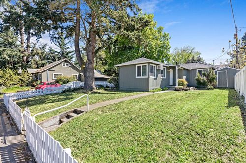 858 E 9th St, Medford, OR, 97504-7325 | Card Image