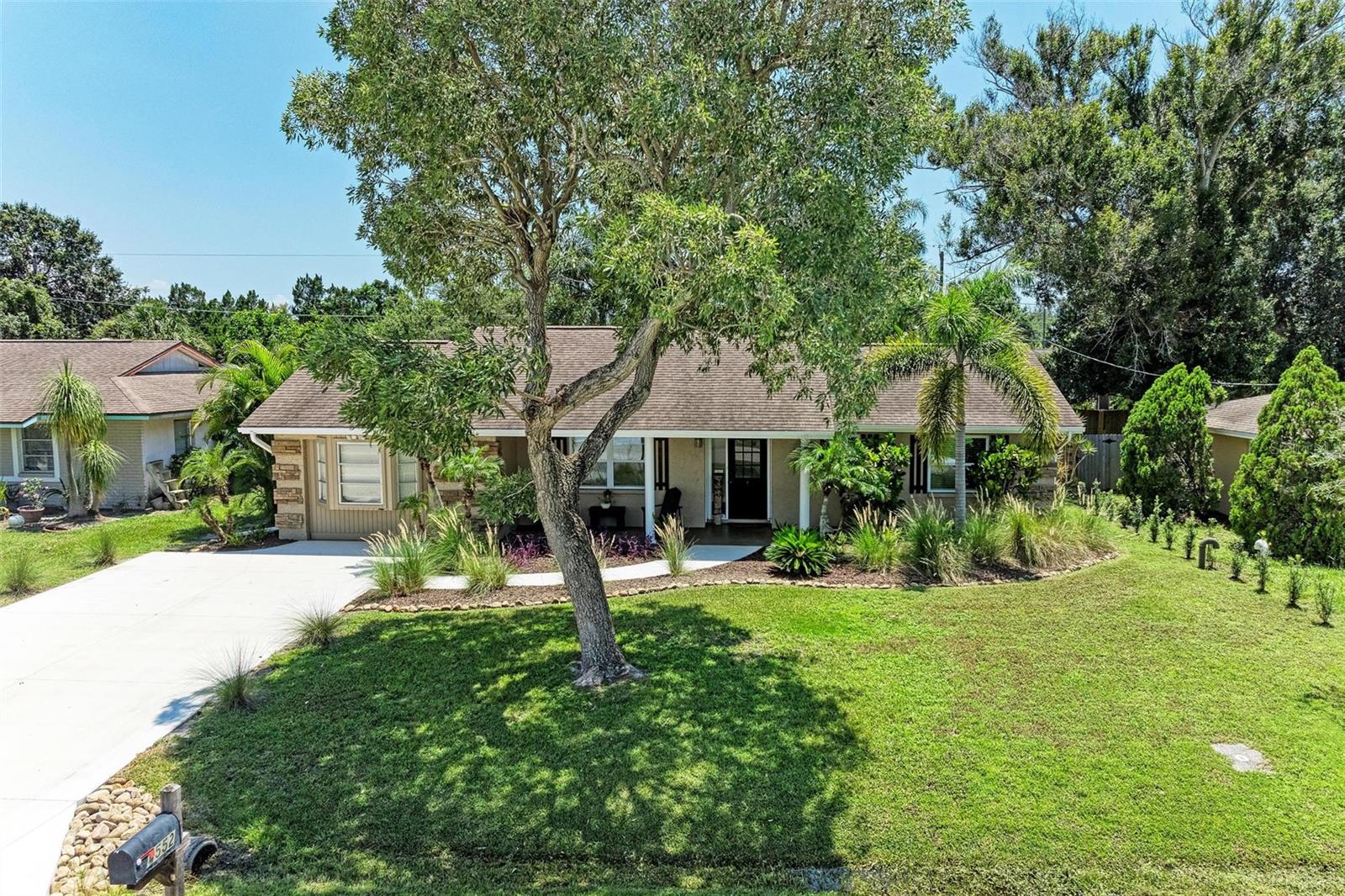 Barton Dr, Sarasota, FL 34232