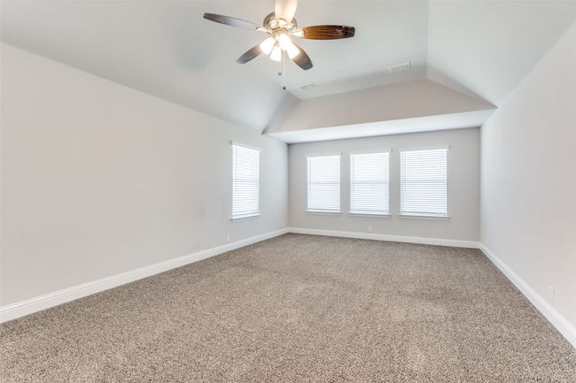Primary bedroom so big you can have an extra sitting area | Image 14
