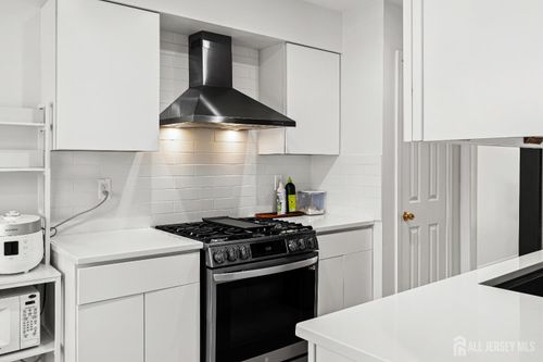 5 Hawthorn Dr, Edison, NJ, 08820-1450 | Card Image