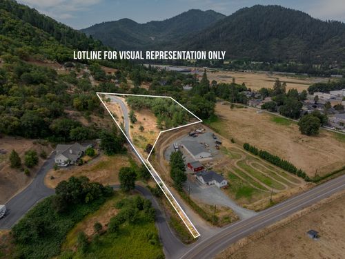 5500 Red Tail Ln, Rogue River, OR, 97537-4689 | Card Image